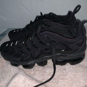 men all black vapormax